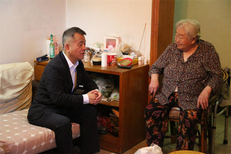 李元國慶節前到人民大廈 走訪慰問離休干部老黨員