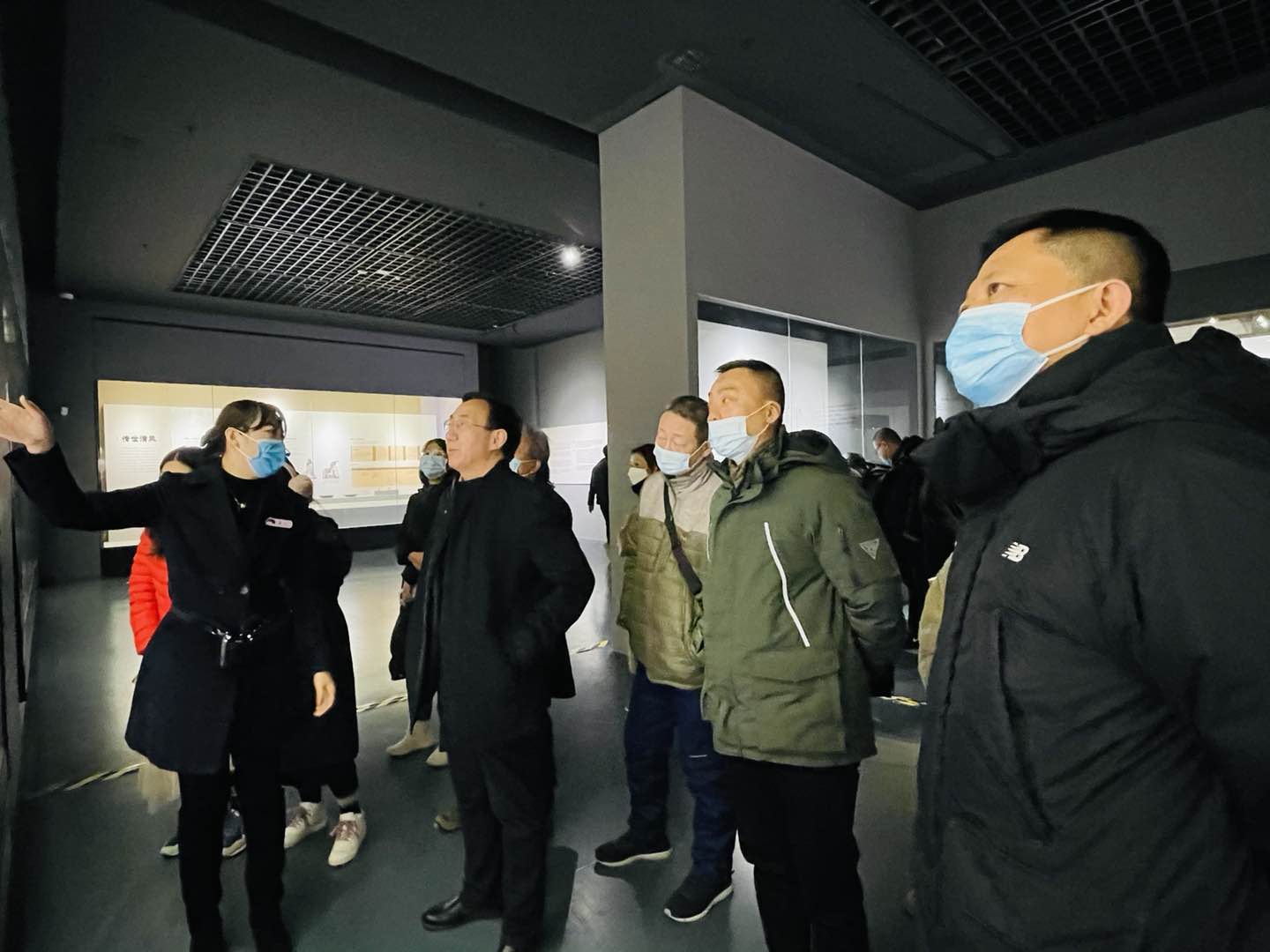 人民大廈黨委組織參觀“秦風頌廉”陜西廉政文物展